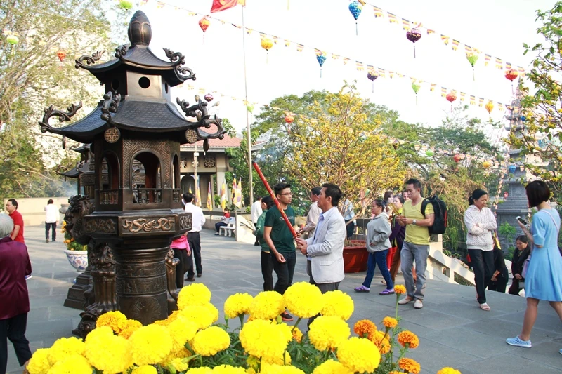 Dòng người thành kính đi lễ chùa đầu năm Bính Thân ảnh 11